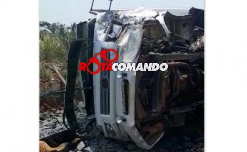 Vídeo! Homem morre preso às ferragens às após colisão com caminhão baú, colisão foi tão violenta que eixo do caminhão foi arrancado