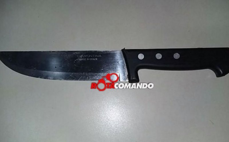 Polícia Militar suspeita de dupla em motocicleta, os aborda e localiza faca em São Miguel do Guaporé/RO.