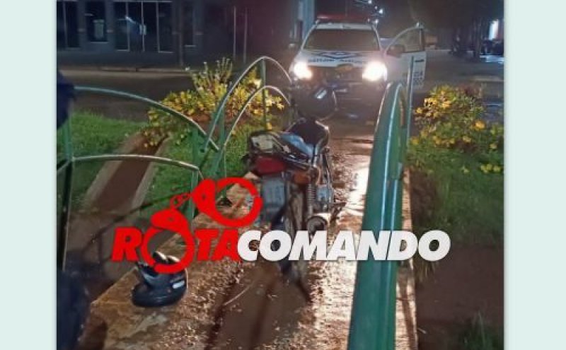 Dois ocupantes ficam feridos ao colidir e destruir  passarela da BR 429 em São Francisco do Guaporé/RO.