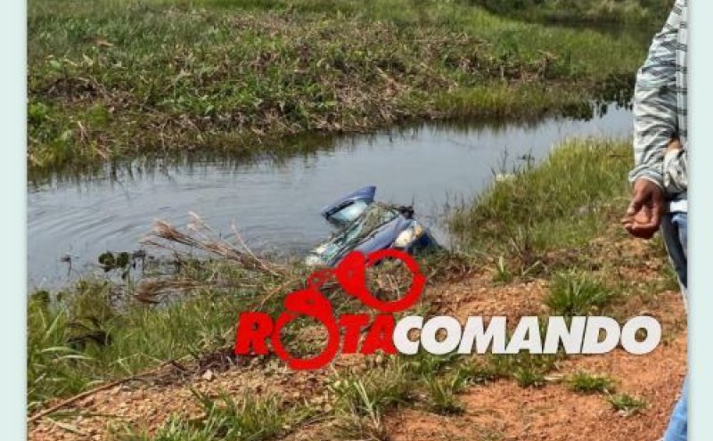 Passageira morre após veículo capotar e cair em córrego em São Francisco do Guaporé