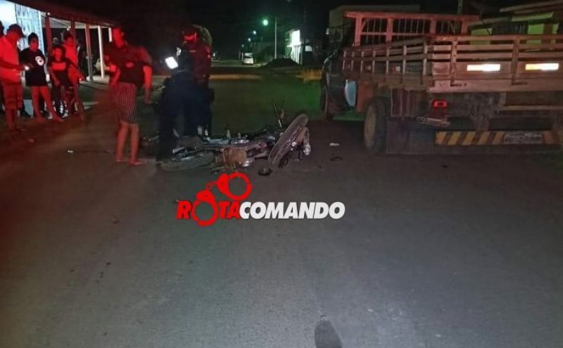 Motociclista não resiste a ferimentos e morre após colidir com F-4000 estacionada em São Miguel do Guaporé/RO.