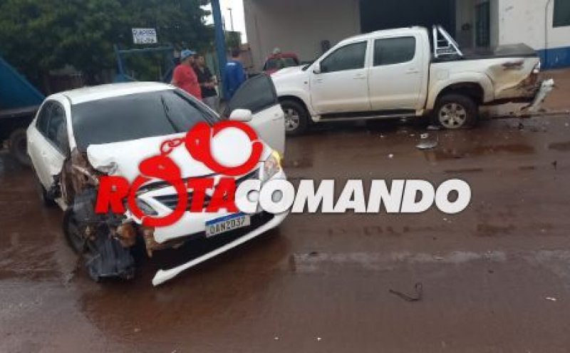 Corolla perde controle e atinge veículo estacionado em São Francisco do Guaporé/RO