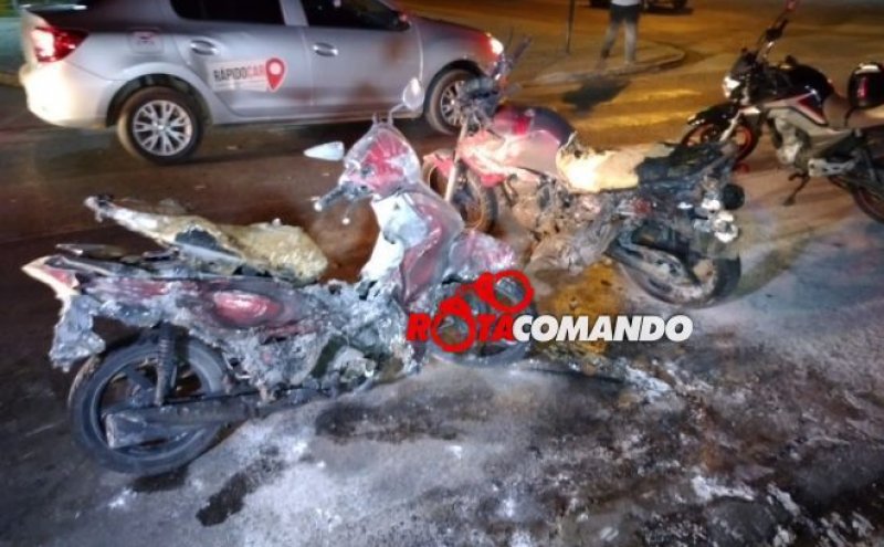 Vídeo! Motocicletas ficam totalmente destruídas após serem incendiadas em colisão no semáforo, uma criança foi salva ao ter o casaco consumido pelo fogo