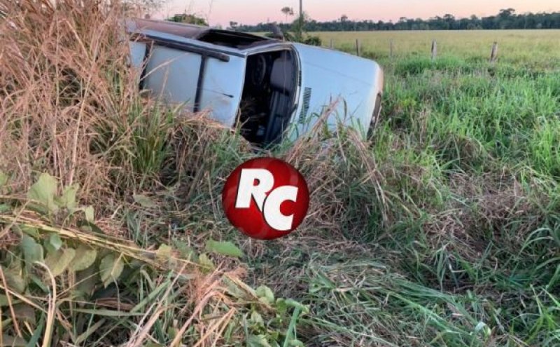 Menores pegam automóvel para fazer teste e capotam na zona rural em São Francisco do Guaporé/RO.