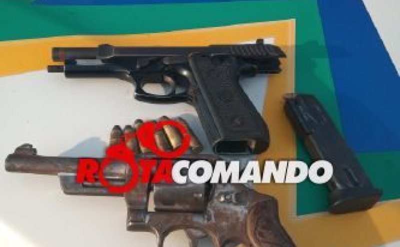 Polícia Militar prende dupla de assaltantes com duas armas de fogo, de bando de quadrilha, que renderam família e roubaram caminhonete