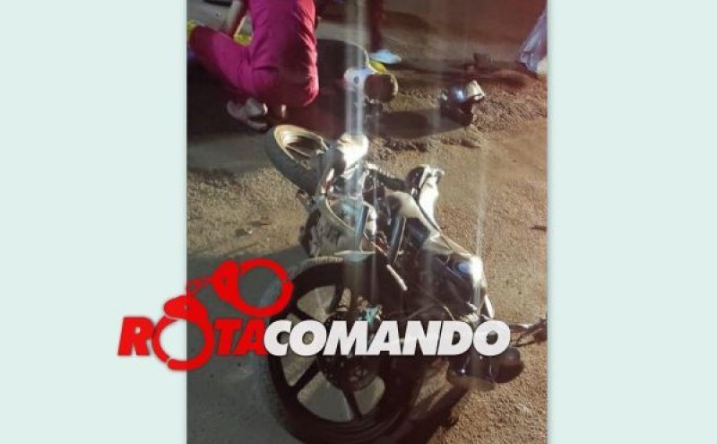 Menor em motocicleta atinge carro parado na Avenida Tancredo Neves em São Francisco do Guaporé/RO.