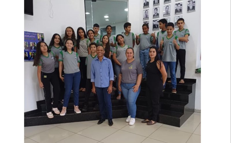 Alunos do 6º e 7º ano visitam a Câmara Municipal e aprendem sobre democracia
