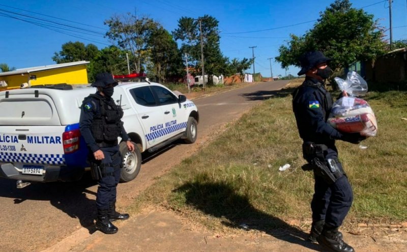 Urupá - Polícia Militar ajuda na entrega de cestas básicas para famílias carentes