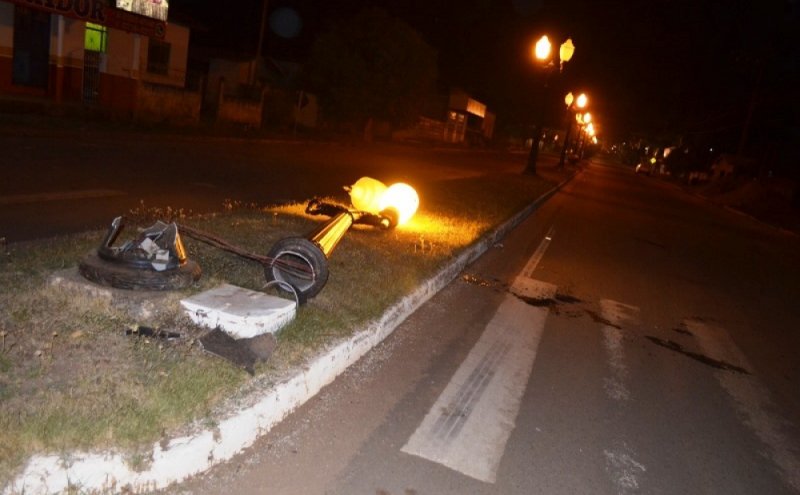 Alvorada: guarnição da Policia Militar alcança caminhão que derrubou luminária e não parou, motorista diz que não percebeu