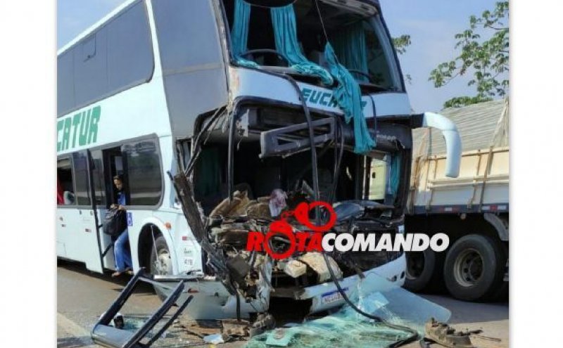 Corpo de Bombeiros socorre seis pessoas até ao Hospital após colisão entre ônibus e carreta na BR 364