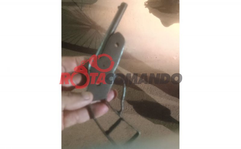 Polícia apreende simulacro de garrucha e facas com suspeito em São Francisco do Guaporé