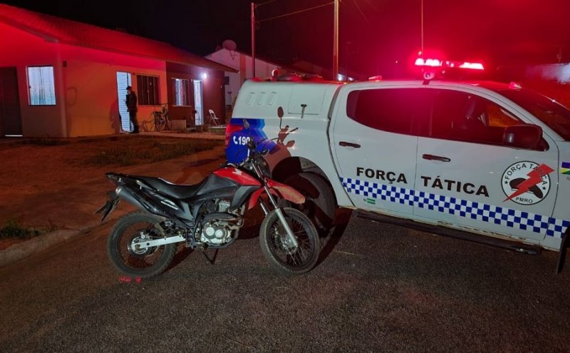 Polícia Militar apreende adolescente que estava escondendo motocicleta roubada dentro de casa, em Ji-Paraná