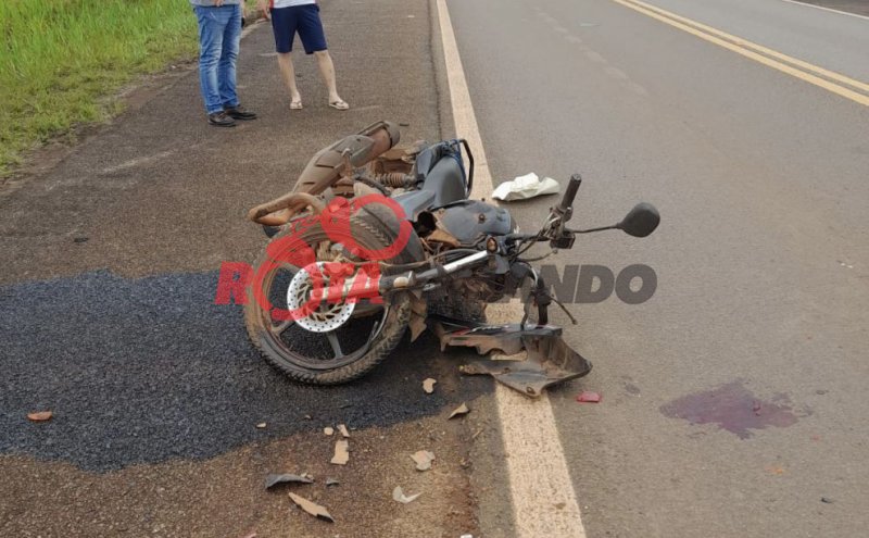 Passageiro morre após motocicleta bater em traseira de S10 na BR-429 em São Francisco do Guaporé/RO.