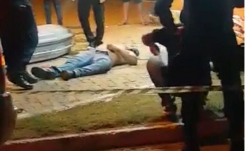Homem é executado a tiros na praça enquanto esperava lanche em trailer