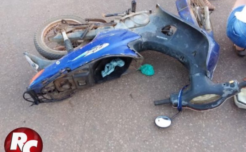 Acidente deixa duas motociclistas feridas em São Miguel do Guaporé/RO.