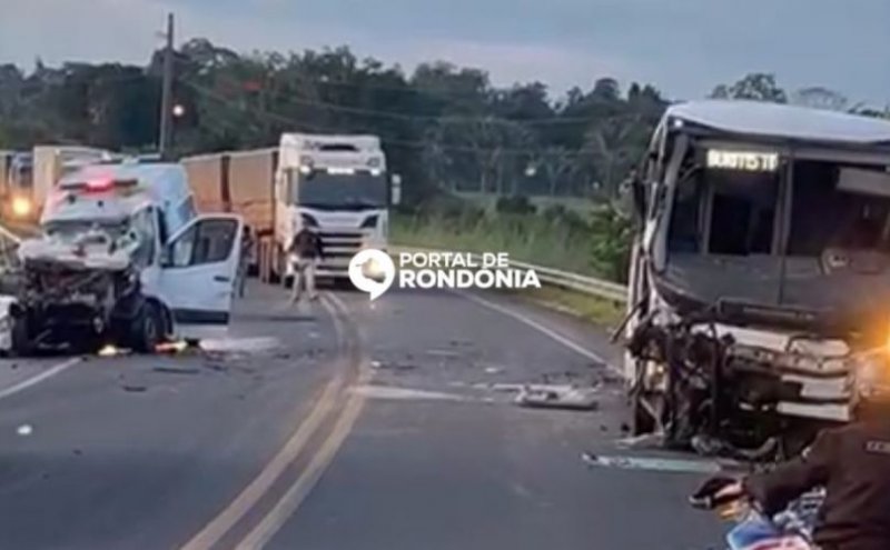 Acidente entre ambulância de Jaru e ônibus de Buritis na BR-364 deixa vários feridos