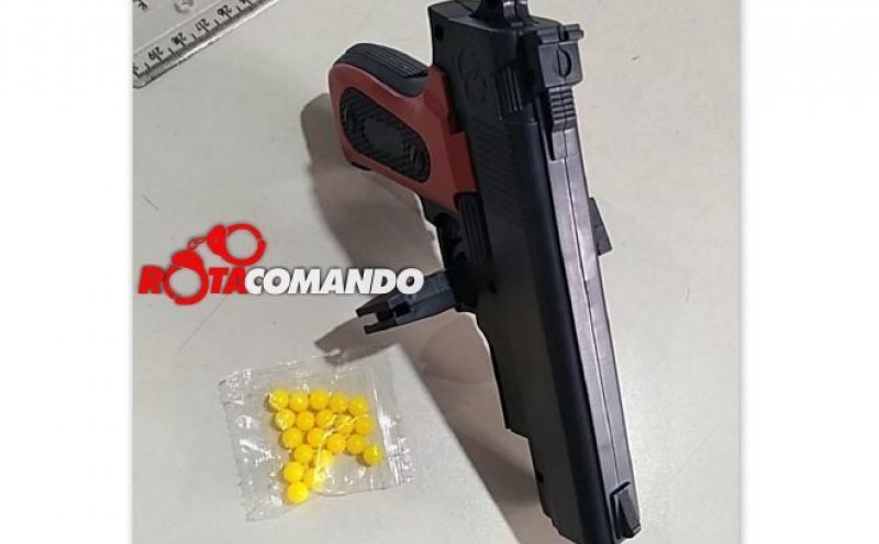 11º BPM - Em São Miguel do Guaporé PM prende homem portando simulacro em bar 