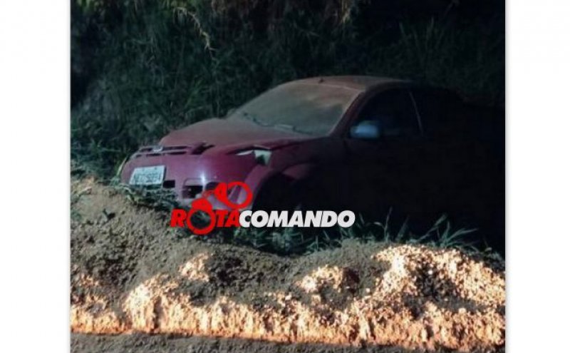 São Miguel do Guaporé - Carro colide em poste e cai em ribanceira