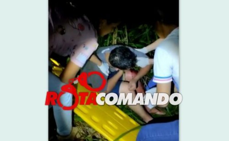 Motociclista perde o controle, bate em meio fio e cai em ribanceira da BR 429 em São Francisco do Guaporé.