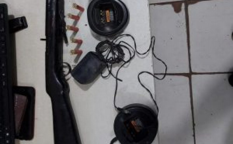 Homem é preso em casa com arma e rádio comunicador e diz que objetos eram ‘para se proteger de facção’ em RO