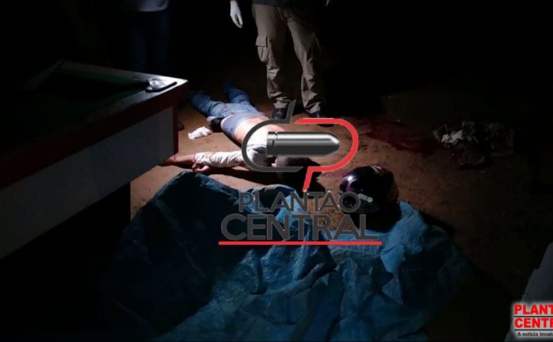 Homem é assassinado a facadas após balear o assassino