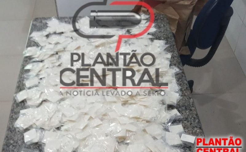 Veja vídeo! Polícia Militar prende mulher que recebeu mil papelotes de cocaína pelo Correio em Cacoal