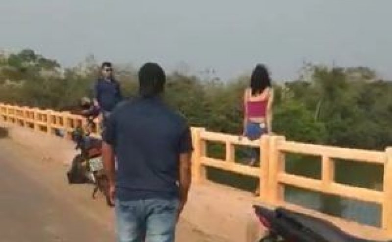 VÍDEO: PM e esposa evitam que mulher cometa suicídio em ponte do Rio Machado em Cacoal