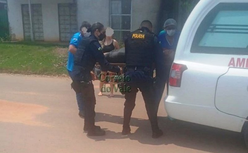 Alvorada do Oeste: Motociclista fica ferido ao bate em caminhonete estacionada