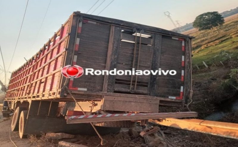 Caminhão que seguia para Costa Marques descontrolado bate em poste na BR-364 e passageiro acaba morrendo
