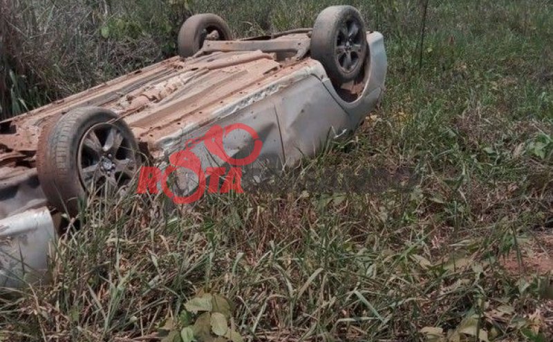 Motorista perde o controle da direção e veículo capota na BR 429