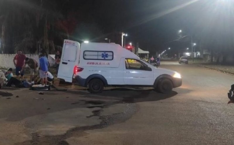 Mulher é socorrida após acidente entre carro e moto em Costa Marques