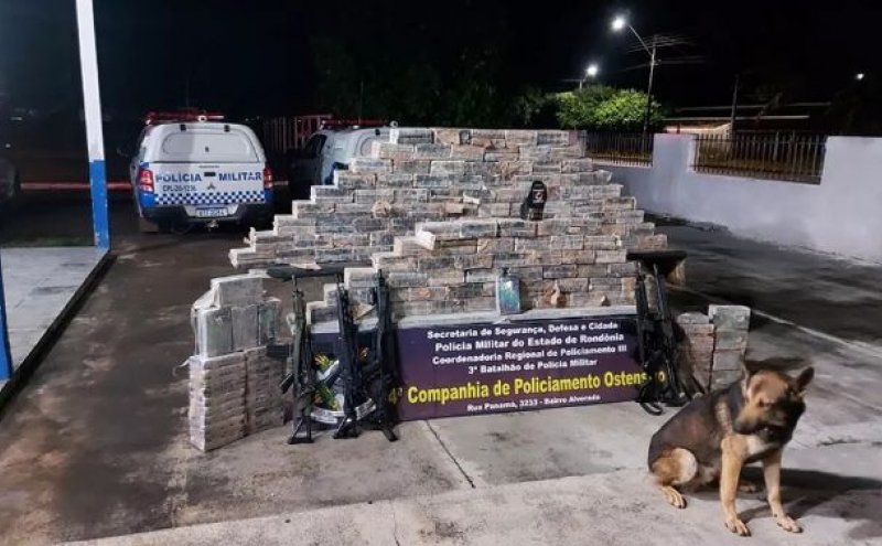 Cão farejador encontra 300 Quilos de cocaína em fundo falso de caminhão em Rondônia