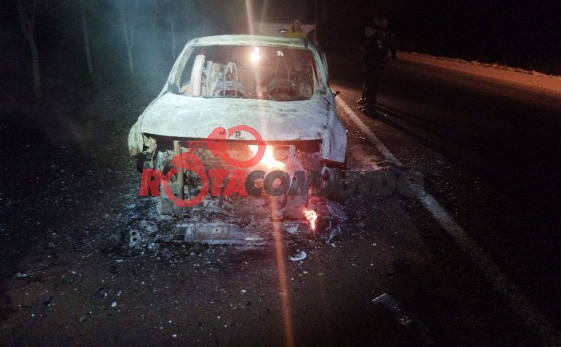 Com suspeita de pane elétrica, carro pega fogo e fica totalmente destruído na BR 429 em São Francisco do Guaporé.