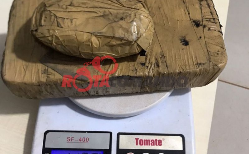 Polícia apreende mais de 1 kg de pasta base de cocaína com suspeitos na BR 429 em São Francisco do Guaporé/RO.