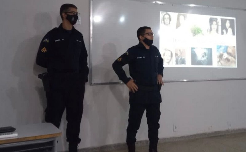 PM realiza palestra sobre os perigos das drogas para alunos da E.E Campos Sales em São Francisco do Guaporé/RO.