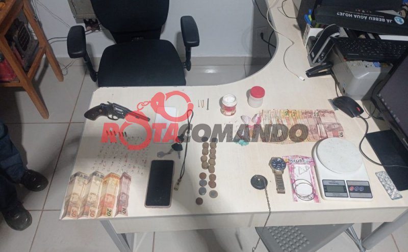 Suspeito investigado pela polícia é preso com arma e parangas de drogas em São Francisco do Guaporé/RO.
