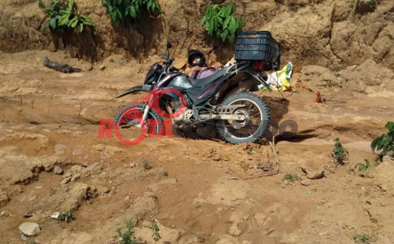 Homem com tornozeleira eletrônica é morto e comparsa baleado em roubo na zona rural