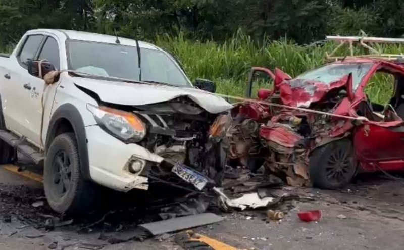 Ultrapassagem perigosa causa colisão grave na BR-364