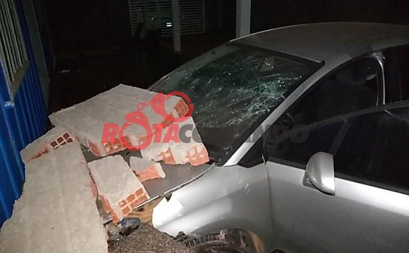 Suspeito de embriaguez, motorista atinge carro estacionado derruba muro e para em varanda de residência em São Miguel do Guaporé/RO.