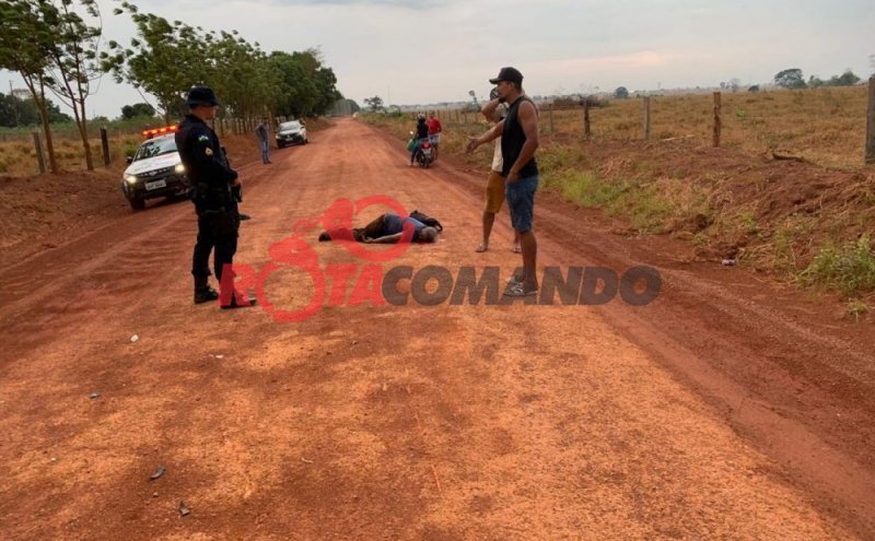 Motociclista é encontrado caído com lesões na zona rural em São Francisco do Guaporé/RO.