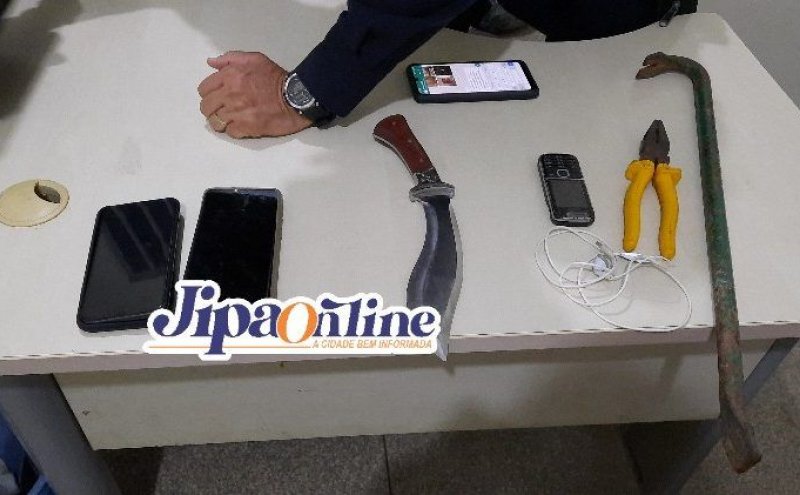 PM age rápido e prende dois elementos por roubo de celulares em praça de Ji-Paraná