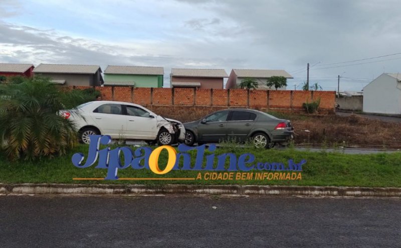 Condutor perde controle de veículo e atinge dois carros na Rua Dra. Elaine Altafin, no Parque Brasil, em Ji-Paraná.