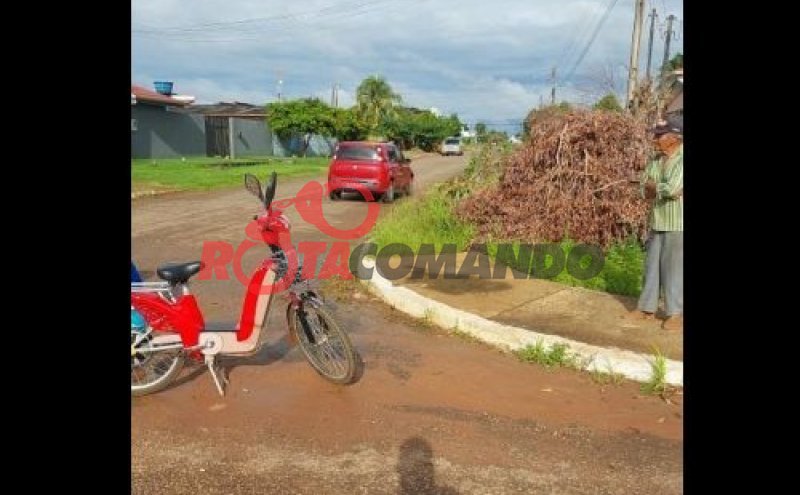 Bicicleta elétrica é atingida por automóvel em cruzamento de São Miguel do Guaporé/RO