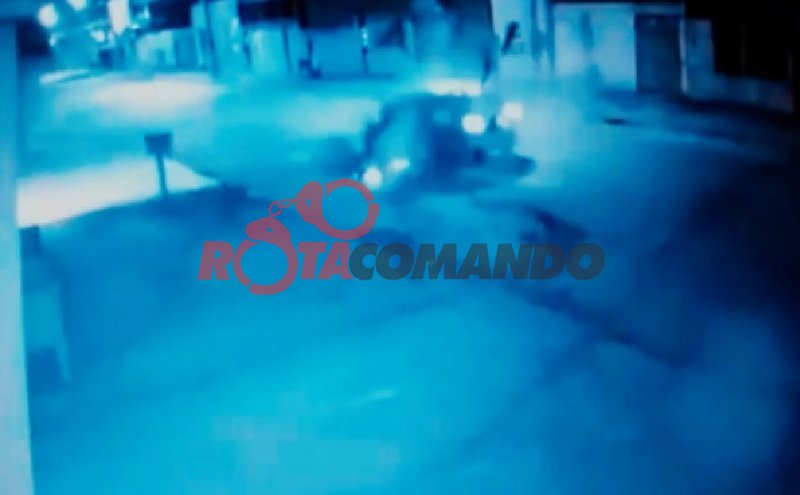 Veja vídeo! Carro invade pista contrária e colide em motocicleta e casal morre ao receber atendimento médico