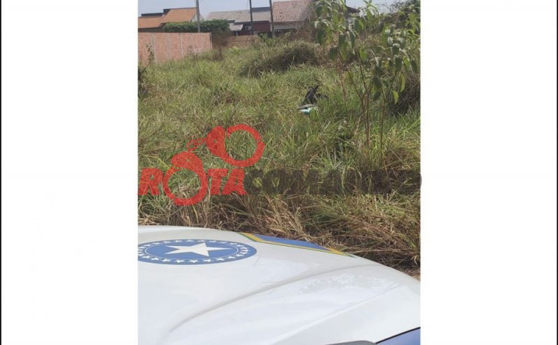 Motoneta furtada é encontrada em terreno baldio em São Francisco do Guaporé