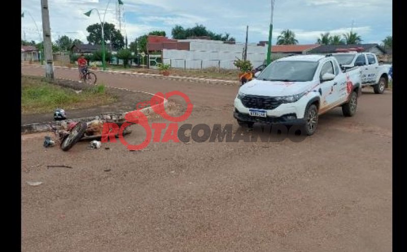 MOTOCICLETA É ATINGIDA POR PICAPE APÓS MOTORISTA AVANÇAR SINALIZAÇÃO DE PARADA EM SAO FRANCISCO DO GUAPORÉ