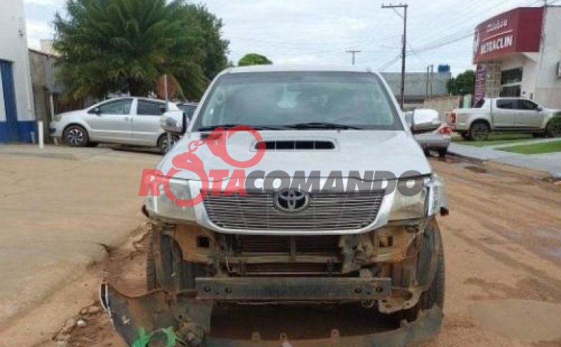 Colisão entre motocicleta e Hilux deixa homem ferido em São Miguel do Guaporé