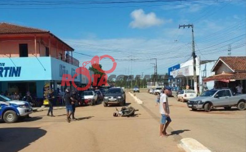 Adolescente fica ferida em colisão entre moto e carro no centro de São Miguel do Guaporé