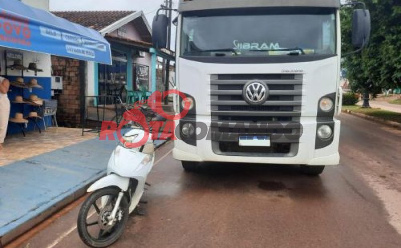 Caminhão colide com motoneta estacionada no centro de Alvorada