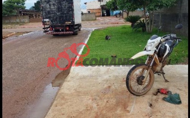 MOTOCICLISTA FICA FERIDO APÓS PERDER O CONTROLE E COLIDIR CONTRA MEIO-FIO EM SÃO MIGUEL DO GUAPORÉ
